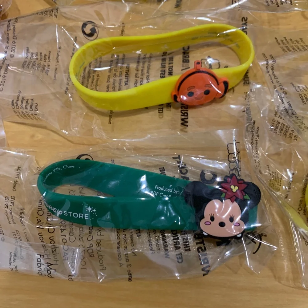 NEW Disney Store Tsum Wristband Bundle - Finding Dori and Christmas